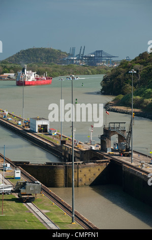 Frachter verlassen Miraflores, Panama-Kanal Stockfoto