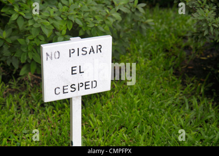 Uruguay, Montevideo, Morales, Krankenhaus Británico, Rasen, Gras, Schild, spanische Sprache, zweisprachig, Gras fernhalten, Lateinamerika, Süd-Urug120205006 Stockfoto