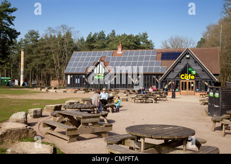 Hohe Gebäude, Thetford Forest Park, im Besitz von der Forestry Commission, Thetford Forest, Norfolk, England UK Lodge Stockfoto