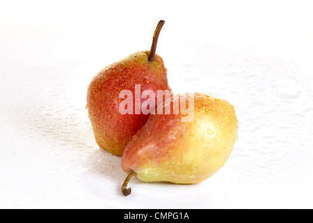 Birnen mit Wassertropfen auf nassem Untergrund Stockfoto