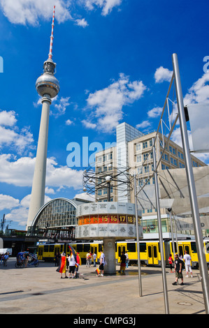 Alexanderplatz, Berlin, Deutschland, Urania Weltzeituhr - Weltzeit-Uhr - Fernsehturm, S-Bahn, s Bahn Fußball Fußball-fans Stockfoto