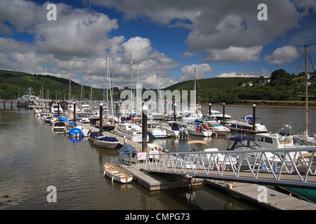 Luxus-Yachten und Motorboote vor Anker in der Dart Marina, Dartmouth, Devon, England, UK Stockfoto