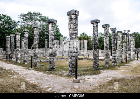 Chichen Itza Plaza of the Thousand Columns Mexico // CHICHEN ITZA, Mexiko — die Plaza of the Thousand Columns erstreckt sich nördlich des Tempels der Krieger in der alten Maya-Stadt Chichen Itza. Diese weitläufige Kolonnade, die in der Nachklassik (900-1200 n. Chr.) errichtet wurde, besteht aus mehreren Reihen von Steinsäulen, die einst eine massive Dachkonstruktion trugen. Die plaza war Teil eines größeren Komplexes, der wahrscheinlich als Versammlungsort für bürgerliche und zeremonielle Aktivitäten diente. Stockfoto