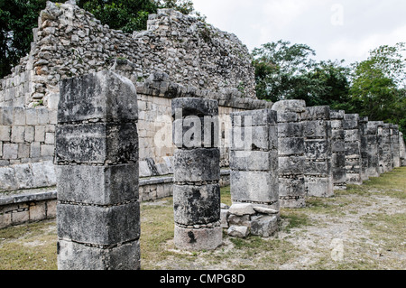 Chichen Itza Plaza of the Thousand Columns Mexico // CHICHEN ITZA, Mexiko — die Plaza of the Thousand Columns erstreckt sich nördlich des Tempels der Krieger in der alten Maya-Stadt Chichen Itza. Diese weitläufige Kolonnade, die in der Nachklassik (900-1200 n. Chr.) errichtet wurde, besteht aus mehreren Reihen von Steinsäulen, die einst eine massive Dachkonstruktion trugen. Die plaza war Teil eines größeren Komplexes, der wahrscheinlich als Versammlungsort für bürgerliche und zeremonielle Aktivitäten diente. Stockfoto