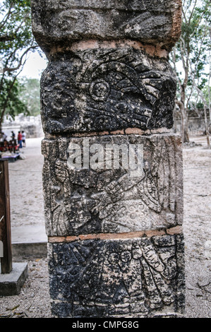 Schnitzen von Maya-Krieger auf einer Steinsäule auf archäologische Zone Chichen Itza auf der mexikanischen Halbinsel Yucatan Stockfoto