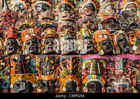 CHICHEN ITZA, Mexiko - Marktständen verkaufen Holz- Masken und andere lokale Souvenirs und Kunsthandwerk, die Touristen in Chichen Itza Maya Ruinen archäologische Stätte in Mexiko. Stockfoto