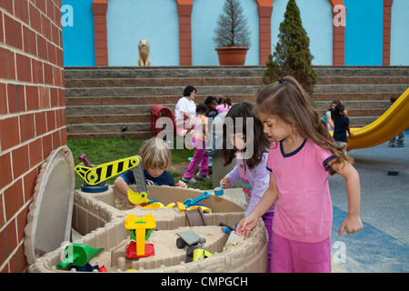 Kinder spielen mit Sandkasten Stockfoto