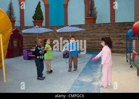 Kinder Seilspringen Stockfoto