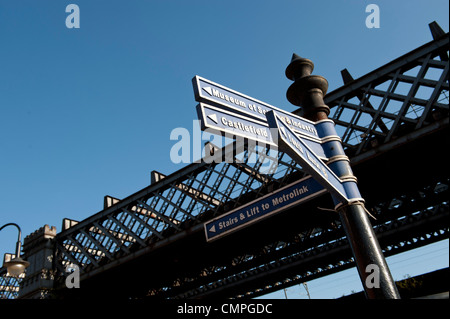 Ein Fußgänger gerichtete Straßenschild in Castlefield befindet sich im Stadtzentrum von Manchester. Stockfoto