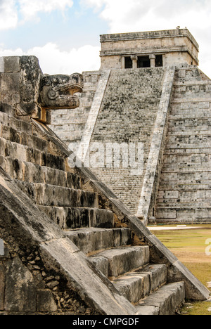 Chichen Itza Tempel des Kukulkan Venus Plattform Mexiko // CHICHEN ITZA, Mexiko — im Hintergrund rechts ist der Tempel des Kukulkan (El Castillo) und links im Vordergrund sind die geschnitzten jaguar Köpfe und Stufen der Venus Plattform in der Archäologischen Zone Chichen Itza, Ruinen einer großen Maya-Zivilisationsstadt im Herzen der mexikanischen Halbinsel Yucatan. Stockfoto