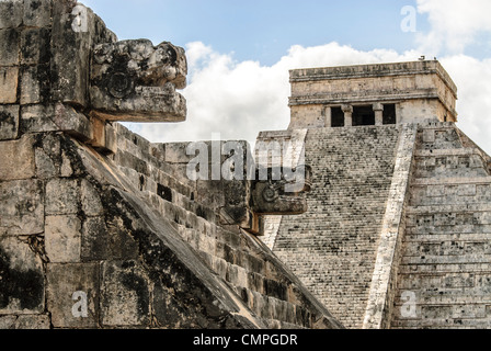 CHICHEN ITZA, Mexiko — im Hintergrund rechts befindet sich der Tempel des Kukulkan (El Castillo) und links im Vordergrund zwei geschnitzte jaguar Köpfe der Venus-Plattform in der archäologischen Zone Chichen Itza, Ruinen einer großen Maya-Zivilisationsstadt im Herzen der mexikanischen Halbinsel Yucatan. Stockfoto