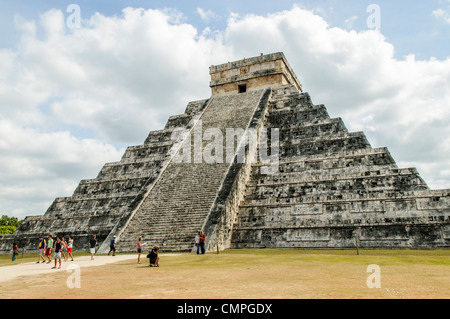 Tempel von Kukulkan Chichen Itza Archäologische Zone Mexiko | CHICHEN ITZA, Mexiko — Besucher versammeln sich am Fuße von El Castillo, dem Tempel von Kukulcan, der radialen Stufenpyramide im Zentrum dieser Maya-Tolteken-Stadt. Die vier 91-stufigen Treppen der Struktur ergeben zusammen mit der Plattform auf der Spitze 365 Stufen, was den Tagen des Sonnenjahres entspricht, und datiert auf etwa das 10. Jahrhundert n. Chr. Das Besteigen der Pyramide ist jetzt verboten. Stockfoto