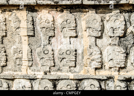 Chichen Itza Skull Carvings Mexico // CHICHEN ITZA, Mexiko — Darstellung von in Stein gehauenen Schädeln in Chichen Itza, Mexiko. Stockfoto