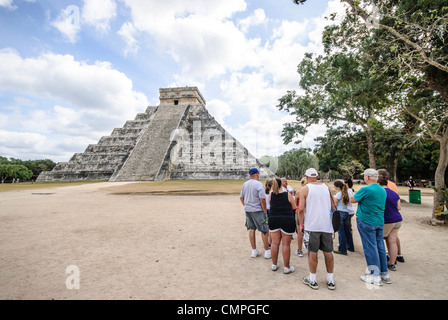 CHICHEN ITZA, Mexiko – Tempel des Kukulkan (El Castillo) in der archäologischen Zone Chichen Itza, Ruinen einer großen Maya-Zivilisationsstadt im Herzen der mexikanischen Halbinsel Yucatan. Eine Gruppe von Touristen steht rechts vom Rahmen. Stockfoto