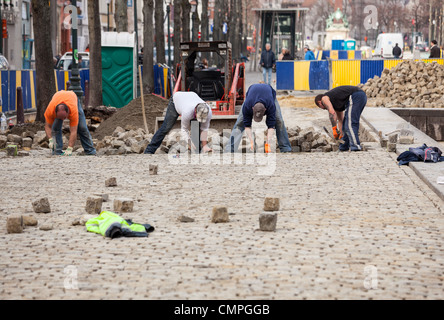 Vier Arbeiter reparieren die Straße mit Kopfsteinpflaster in Brüssel Belgien Stockfoto