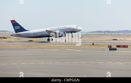 BOSTON, USA - März 22: Uns Airways Airbus A319 startet zum 19. März 2012. Logan International Airport ist der größte in Neuengland Stockfoto