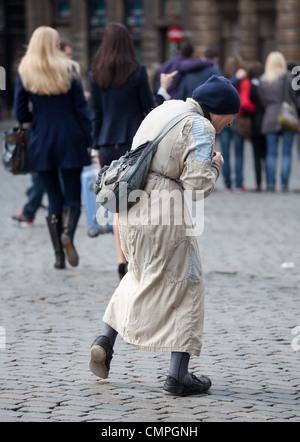 Alte Frau Betteln auf der Grand Place in Brüssel Belgien Stockfoto