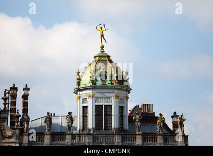 Detail des Daches und Gold Statuen auf Dach des Maison du Roi d Espagne in Grand Place-Brüssel Stockfoto