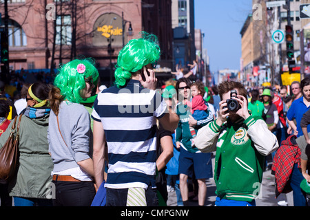 Menschenmenge am Rue Sainte-Catherine, während der 2012 St. Patricks Day Parade in Montreal, Québec, Kanada. Stockfoto