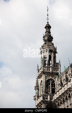 Detail des Daches und Statuen auf Kings House oder Broodhuis in Grand Place in Brüssel Stockfoto