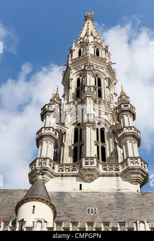 Verziert Brüssel Rathaus in Grand Place mit Details des Turms Stockfoto