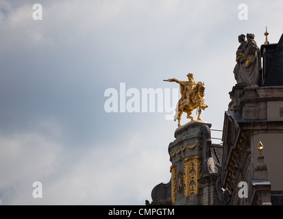 Detail des Daches und Gold Statuen auf Dach des Maison de Arbre in Grand Place-Brüssel Stockfoto