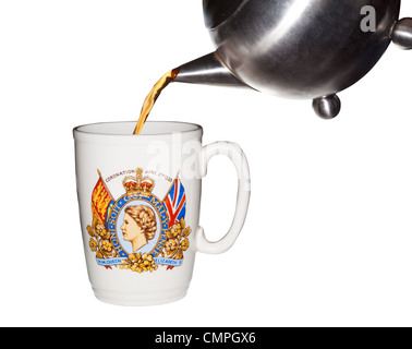 Alten Coronation Cup aus Krönung von Queen Elizabeth mit Tee von Teekanne gegossen Stockfoto