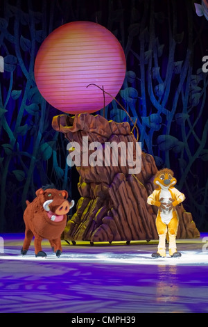 GREEN BAY, WI - März 10: Das Erdmännchen Timon und Pumbaa, das Warzenschwein aus der König der Löwen auf Skates bei Disney on Ice. Stockfoto