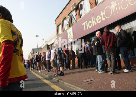 Dies ist eine Massenszene Burnley Fans vor dem Spiel zwischen Burnley und West Ham United. Stockfoto