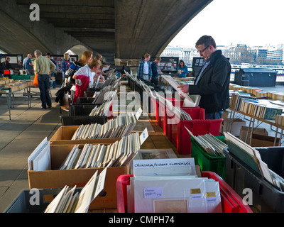 Southbank Centre Buchmarkt unter Waterloo Bridge Königin Spaziergang London UK Stockfoto