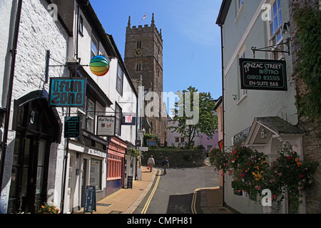 Geschäfte für Touristen und Urlauber in Anzac Straße in Dartmouth, Devon, England, UK Stockfoto