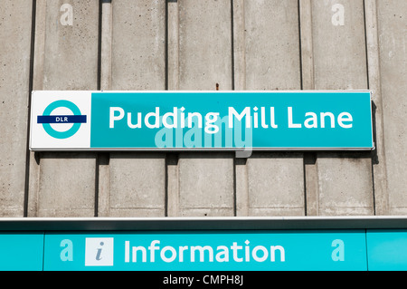 LONDON, UK – März 24: Docklands Light Railway Station Pudding Mill Lane, die nächstgelegene Haltestelle Olympiapark, am 24. März, Stockfoto
