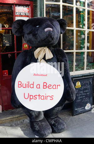 Ein großer Teddybär vor einem Geschäft machen Ihre eigenen Teddy in England Stockfoto