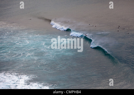 Luftaufnahme der Surfer in der Aufstellung an der Nordküste von Oahu, Hawaii. Stockfoto