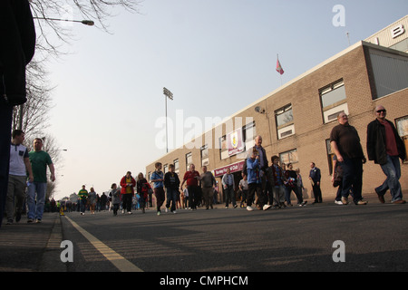 Dies ist eine Massenszene Burnley Fans vor dem Spiel zwischen Burnley und West Ham United. Stockfoto