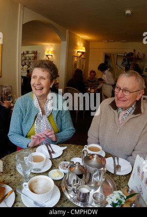 Ein älteres Ehepaar, die lachend in Bettys Cafe, York Stockfoto
