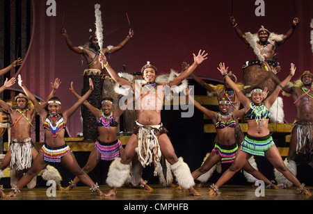 Die South African Musical "Umoja" öffnet die Peacock Theatre, London. "Umoja" bedeutet "Zweisamkeit" in Zulu. Stockfoto