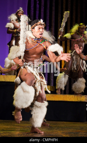 Die South African Musical "Umoja" öffnet die Peacock Theatre, London. "Umoja" bedeutet "Zweisamkeit" in Zulu. Stockfoto