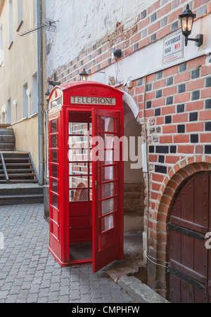 Britische rote Telefonzelle verwendet als ungewöhnliche Eingang in einem britischen Pub in Vilnius, Litauen, mit Portobello Road sign Stockfoto