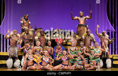 Die South African Musical "Umoja" öffnet die Peacock Theatre, London. "Umoja" bedeutet "Zweisamkeit" in Zulu. Stockfoto