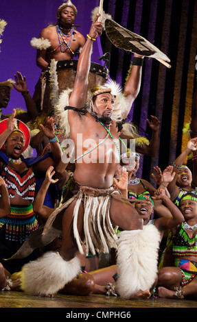 Die South African Musical "Umoja" öffnet die Peacock Theatre, London. "Umoja" bedeutet "Zweisamkeit" in Zulu. Stockfoto