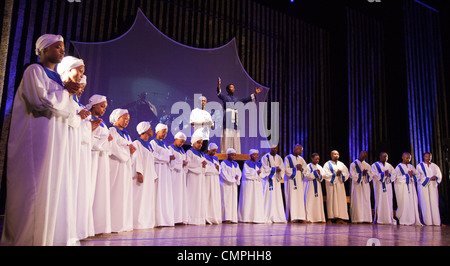 Die South African Musical "Umoja" öffnet die Peacock Theatre, London. "Umoja" bedeutet "Zweisamkeit" in Zulu. Stockfoto