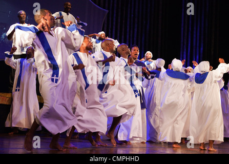 Die South African Musical "Umoja" öffnet die Peacock Theatre, London. "Umoja" bedeutet "Zweisamkeit" in Zulu. Stockfoto