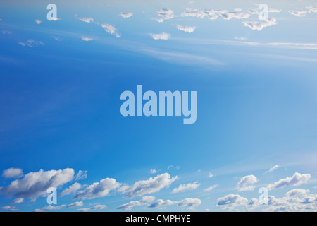 Frame - weiße Wolken am blauen Himmel Stockfoto