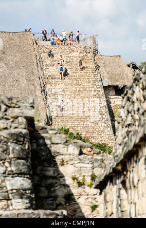 EK' BALAM, Mexiko – Eine Gruppe von Touristen klettert die Stufen der Akropolis bei Ek'Balam, einer der Ruinen der Maya-Zivilisation auf der mexikanischen Halbinsel Yucatan, nicht weit von Coban und Chichen Itza. Stockfoto