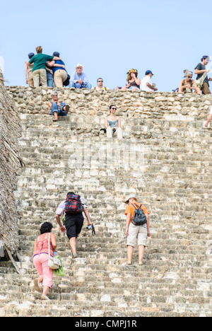 EK Balam Archäologische Stätte Akropolis Pyramide Touristen klettern Yucatan Mexiko // EK' BALAM, Mexiko - Touristen klettern die steilen Kalksteinstufen der Akropolis, die größte Struktur an der archäologischen Stätte von EK' Balam (auch bekannt als EK Balam). Die 31 Meter hohe (96 Fuß hohe) Pyramide ist nach wie vor eines der wenigen Maya-Bauten in der Yucatán, die Besucher noch besteigen dürfen. Dieser riesige Komplex diente als königlicher Palast von König Ukit Kan Le'k Tok', der das alte Königreich Talol ab 770-797 n. Chr. regierte. Zwischen Valladolid und Cancún im Norden von Yucatán gelegen, empfängt das Gelände fe Stockfoto