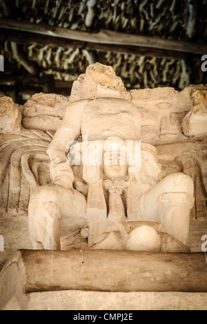 EK BALAM, Mexiko - geschnitzten Verzierungen auf der Außenseite des Grabes von Ukit Kan Le'k Tok' auf der Akropolis auf der nördlichen Seite der Ek' Balam archäologische Stätte auf der mexikanischen Halbinsel Yukatan. Es war einst eine blühende Stadt der Maya Zivilisation dating bis Ende der Klassischen Periode. Es ist 30 km nördlich von Valladolid und ist für "Black Jaguar" ein charakteristisches Motiv der gesamten Website genannt. Stockfoto