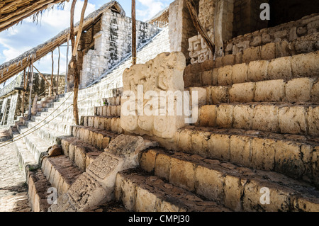 EK BALAM, Mexiko - geschnitzten Verzierungen am unteren Ende der Treppe für die Akropolis auf der nördlichen Seite der Ek' Balam archäologische Stätte auf der mexikanischen Halbinsel Yukatan. Es war einst eine blühende Stadt der Maya Zivilisation dating bis Ende der Klassischen Periode. Es ist 30 km nördlich von Valladolid und ist für "Black Jaguar" ein charakteristisches Motiv der gesamten Website genannt. Stockfoto