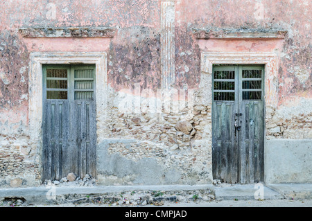 VALLADOLID Mexiko // VALLADOLID, Mexiko – Eingänge aus der Kolonialzeit säumen eine Straße im Zentrum von histórico Valladolid, einer spanischen Kolonialstadt auf der mexikanischen Halbinsel Yucatan. Valladolid wurde 1543 vom spanischen Konquistador Francisco de Montejo gegründet und auf der Maya-Stadt Zaci errichtet. Die Kolonialarchitektur der Stadt spiegelt Jahrhunderte spanischen Einflusses in der Region wider, mit vielen Gebäuden aus dem 16. Bis 19. Jahrhundert. Valladolid liegt etwa 160 Kilometer (100 Meilen) östlich von Mérida und dient als wichtiger Ort Stockfoto