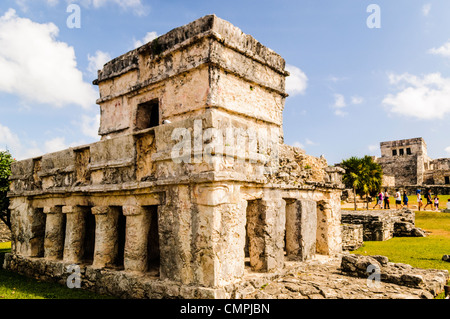 Tulum Tempel der Fresken Mexiko // TULUM, Mexiko - der Tempel der Fresken in den alten Maya-Ruinen von Tulum an Mexikos Karibikküste. Diese gut erhaltene Struktur diente als Observatorium und zeremonielles Zentrum für die Maya-Zivilisation mit Innenmalereien, die Maya-Gottheiten und astronomische Symbole darstellen. Tulum war eine der letzten Städte, die von den Maya erbaut und bewohnt wurden, und blühte zwischen dem 13. Und 15. Jahrhundert als wichtiger Handelshafen. Die archäologische Stätte befindet sich auf 12 Meter (39 Fuß) hohen Klippen mit Blick auf das Karibische Meer an der Ostküste der Halbinsel Yucatan. Stockfoto